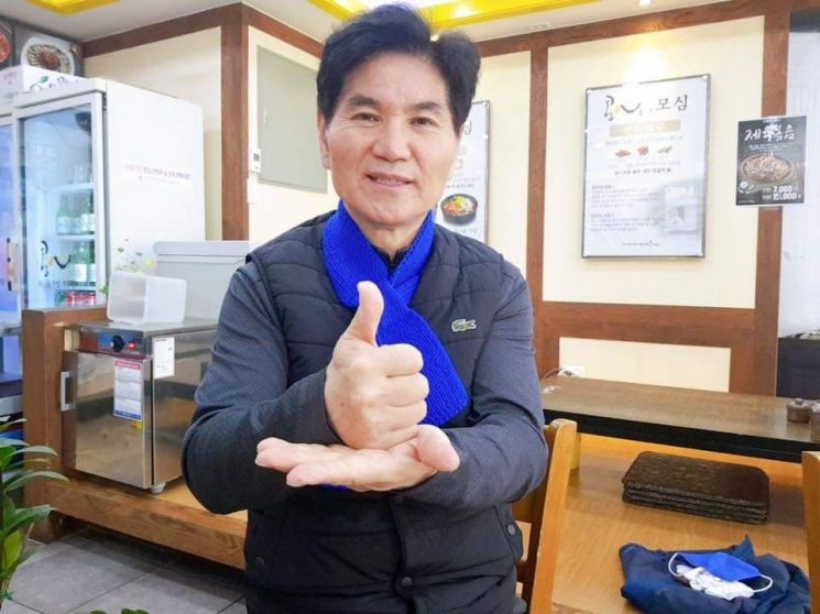 이용선 더불어민주당 당선자가 신종 코로나바이러스 감염증(코로나19)과 싸우는 의료인에게 고마움을 전하는 '덕분에 챌린지'를 하고 있다. 
사진=이용선 당선자 측