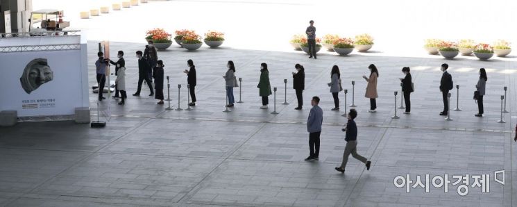 신종 코로나바이러스 감염증(코로나19) 확산 방지를 위한 '사회적 거리두기'가 '생활 속 거리두기'로 전환된 6일 서울 용산구 국립중앙박물관에서 시민들이 입장을 위해 줄을 서고 있다. /문호남 기자 munonam@