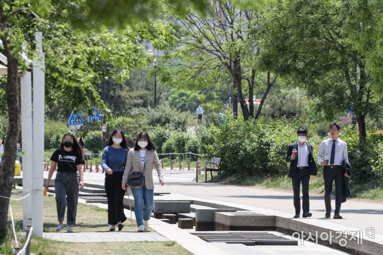 초여름 날씨가 이어지고 있는 6일 서울 여의도 한강공원을 찾은 시민들이 가벼운 옷차림으로 산책 하고 있다./강진형 기자aymsdream@