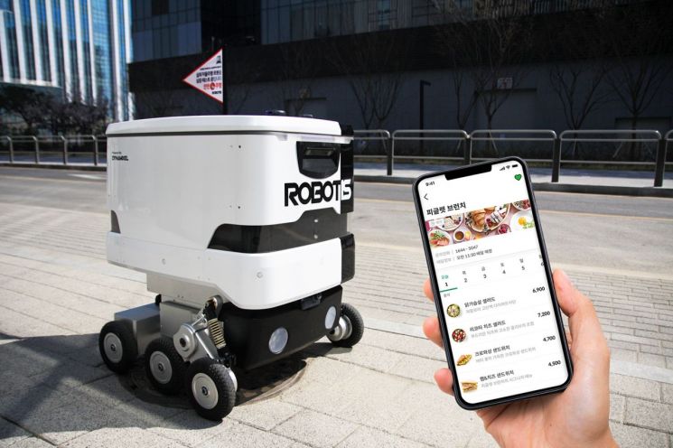서울 강서구 마곡동에서 로보티즈가 개발한 실외 배달 로봇이 '식권대장'을 통해 주문한 직원들의 점심을 배달하고 있다.