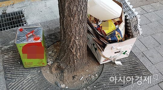 한 점포는 아예 종량제봉투에 폐기물 등 쓰레기를 담지도 않고 내놓았다.사진=한승곤 기자 hsg@asiae.co.kr