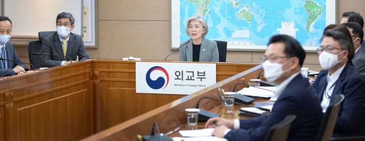"코로나19 극복, 국제기구 통한 다자협력 중요"…강경화 장관, 다자공관장 화상회의