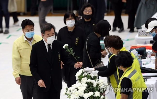 이천 화재 참사 합동분향소 찾은 이낙연더불어민주당 이낙연 코로나19국난극복위원장이 지난 5일 오후 경기 이천시 서희청소년문화센터에 마련된 이천 물류창고 공사장 화재 합동분향소를 찾아 헌화를 위해 이동하고 있다. [연합뉴스 자료사진]