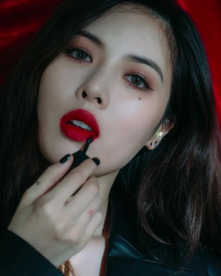 (영상캡쳐)입생로랑 뷰티_따뚜아쥬 꾸뛰르 벨벳 틴트