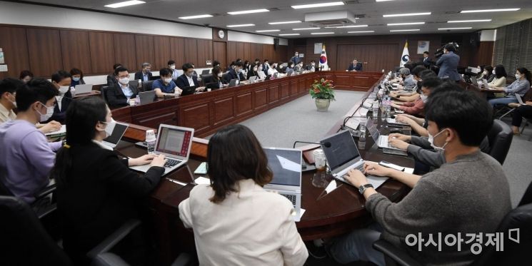 김연철 통일부 장관이 7일 서울 종로구 정부서울청사에서 열린 출입기자단 간담회에서 모두 발언을 하고 있다./김현민 기자 kimhyun81@