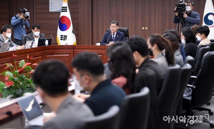 김연철 통일부 장관이 7일 서울 종로구 정부서울청사에서 열린 출입기자단 간담회에서 모두 발언을 하고 있다./김현민 기자 kimhyun81@