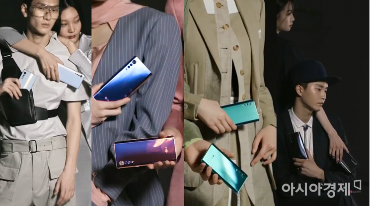 LG 벨벳 온라인 런칭쇼에서 모델들이 LG 벨벳을 들고 패션쇼에 등장했다.(출처=LG전자 유튜브)