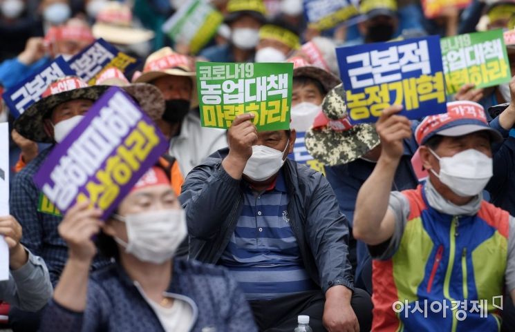 7일 서울 여의도 국회 인근에서 열린 '농산물 가격 보장 제도 마련! 냉해피해 보상! 코로나19 대책 마련! 전국농민대회에서 참가자들이 구호를 외치고 있다./김현민 기자 kimhyun81@