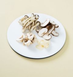 2. 버섯은 먹기 좋은 크기로 썰고 마늘은 편으로 썬다.