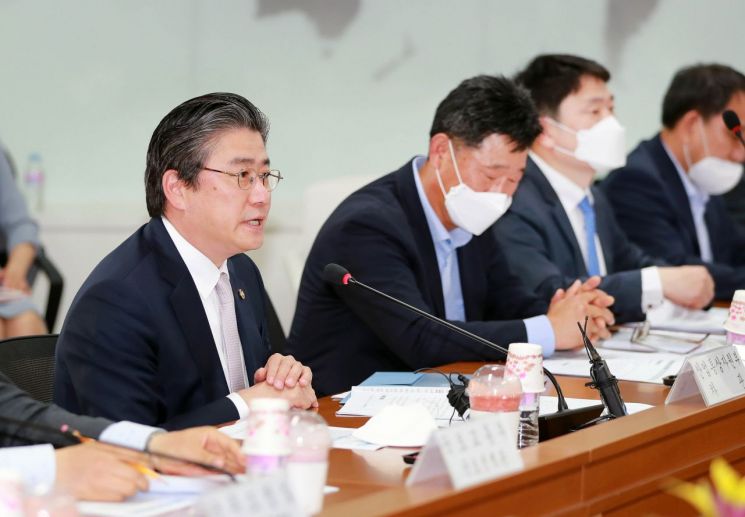 정승일 산업통상자원부 차관(노후거점산업단지 경쟁력강화추진위원회 공동위원장)이 7일 서울 광화문 일자리위원회 대회의실에서 국토교통부, 일자리위원회 등 8개 부처 당연직 위원(국장급)과 위촉 위원 등 20여명이 참석한 '노후거점산업단지 경쟁력강화추진위원회'를 주재했다. 이날 정 차관은 '산업단지 대개조' 지역으로 경북 등 5곳을 선정하는 산업단지 대개조 및 스마트산단 선정(안)과 위원회 운영세칙 개정(안) 등을 논의했다.(사진제공=산업통상자원부)