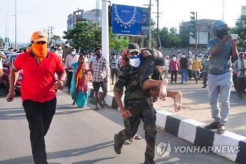 '인도 가스사고' LG폴리머스 한국인 직원 2명 현지서 구속 수감