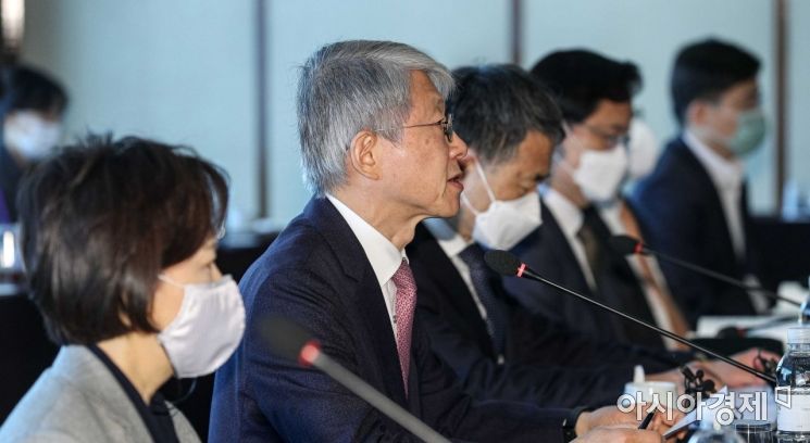 최기영 과학기술정보통신부 장관이 8일 서울 중구 조선호텔에서 열린 '코로나19 백신개발 범정부 지원단 2차 회의'에 참석해 모두발언 하고 있다./강진형 기자aymsdream@