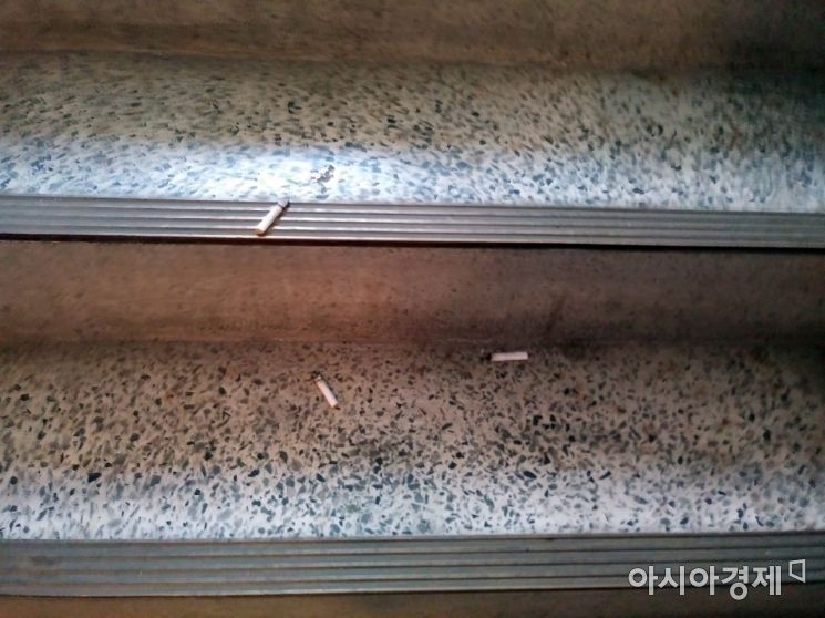 "몰래 흡연족 잡을 수 없나요" 아파트 비상계단 흡연 갈등 [한기자가 간다]