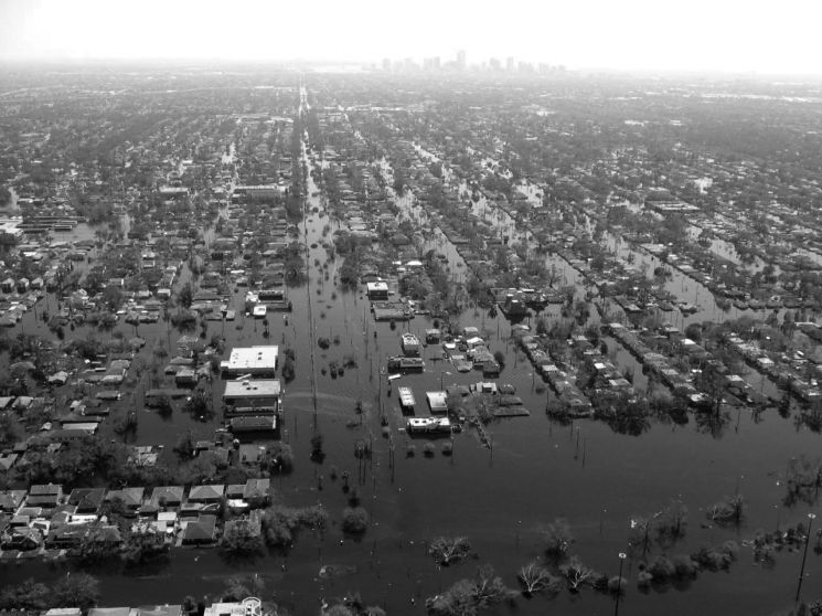 2005년 허리케인 카트리나가 휩쓸고 지나간 후 물에 잠긴 뉴올리언스 시내. 당시 많은 비로 제방이 무너져 뉴올리언스 지역의 80%가 물에 잠겼다. 루이지애나주가 1년 후 발표한 사망자는 1464명인데 일부 빠진 사람이 있다는 점을 인정했다.<눌와 제공>