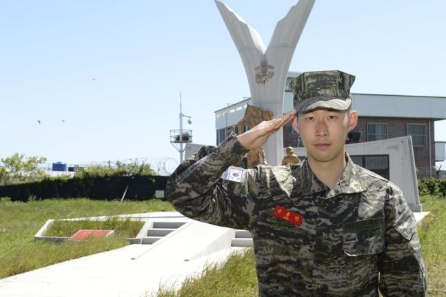 축구선수 손흥민이 8일 기초 군사 훈련을 마치고 퇴소했다./사진=해병대 공식 소셜네트워크서비스(SNS)
