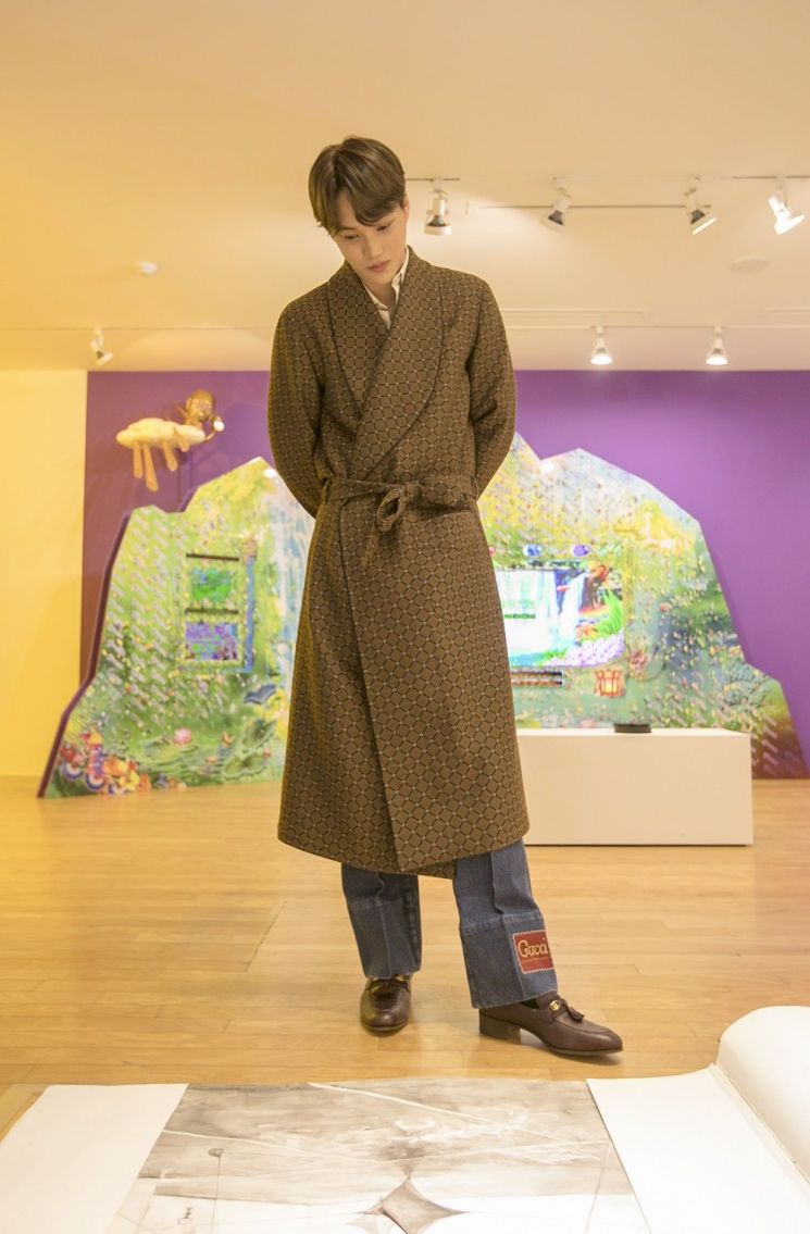 카이·아이유 '구찌 전시회로 나들이 오세요'
