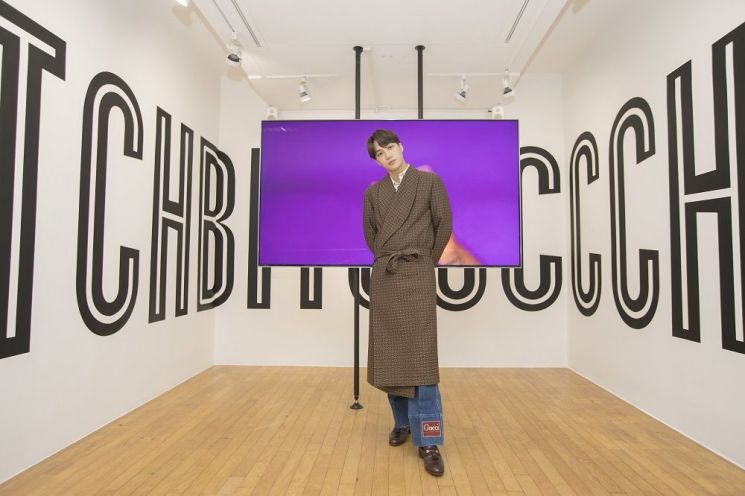 카이·아이유 '구찌 전시회로 나들이 오세요'