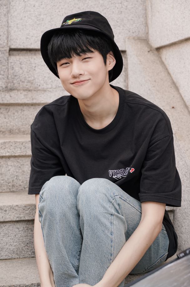 권태은, ‘프로듀스X101’서 눈웃음이 매력적인 미소년 이미지와 놀라운 기럭지로 화제