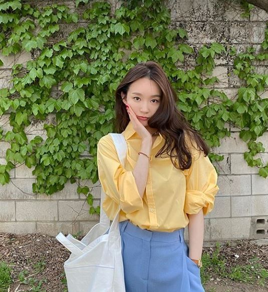 "인간 레몬 등장" 강민경, 상큼한 노란색 셔츠 입은 일상