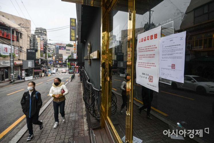 지난 5월 당시 코로나19 집단발병이 일어났던 서울 이태원 한 클럽 입구에 집합금지 명령문이 붙어 있다./강진형 기자aymsdream@
