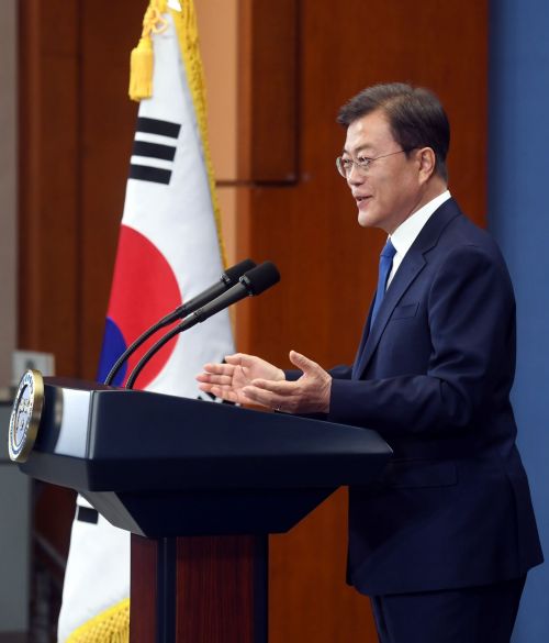 文대통령 고용보험 '속도조절론', 협치 국회 롤모델 될까