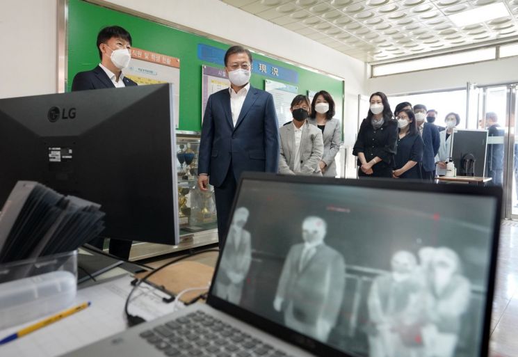문재인 대통령이 8일 오전 다음 주 등교 개학을 앞둔 서울 용산구 중경고등학교를 방문하고 있다.<이미지:연합뉴스>