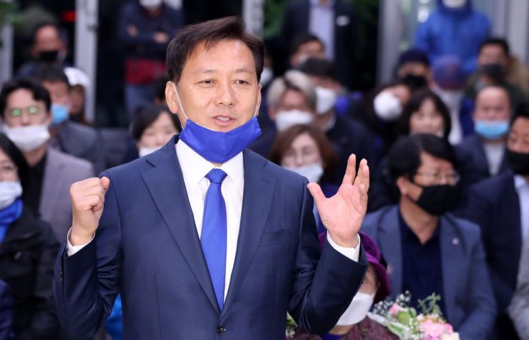 제21대 국회의원 선거에서 원주갑 당선이 확실시된 더불어민주당 이광재 당시 후보가 지난달 16일 오전 강원 원주시 무실동 선거사무실에서 소감을 말하고 있다. / 사진=연합뉴스