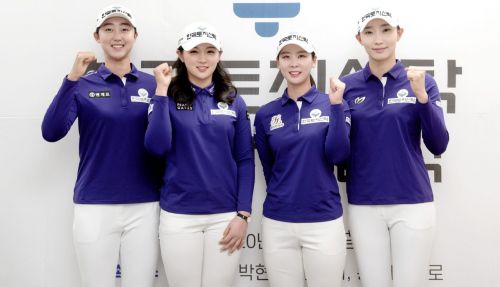 전우리와 박현경, 황예나, 김민선(왼쪽부터)이 한국토지신탁골프단 창단식에서 포즈를 취하고 있다. 사진=한국토지신탁골프단