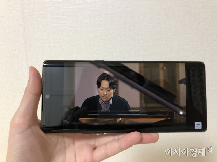 LG 벨벳의 화면비는 20.5:9로 가로가 더 길어져 동영상이나 게임을 즐길 때도 시원한 느낌을 준다.