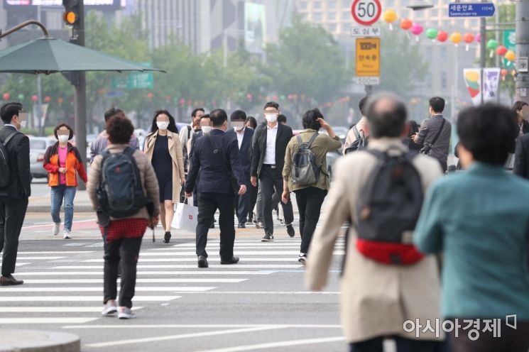 서울 이태원 클럽 관련 신종 코로나바이러스 감염증 확진자가 늘고 있는 지난달 11일 서울 광화문 사거리에서 출근길 시민들이 마스크를 쓴 채 발걸음을 옮기고 있다./사진=문호남 기자 munonam@