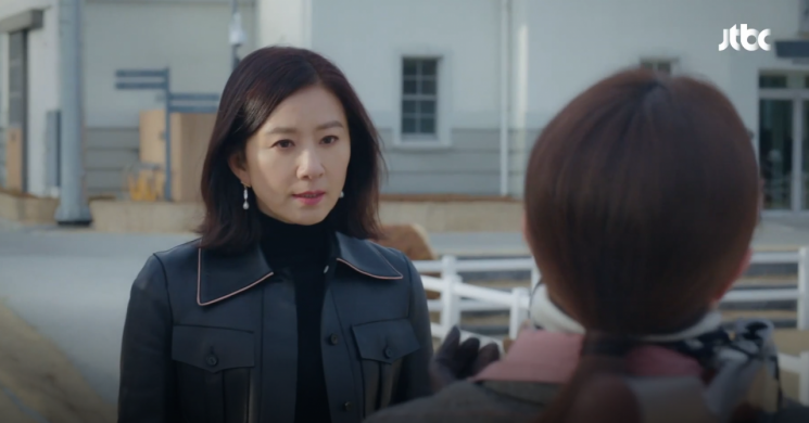 '레더+데님' 캐주얼 스타일도 가능한 김희애