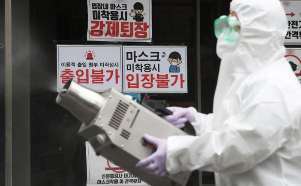 이재명 경기도지사가 도내 모든 클럽 등 유흥시설에 '집합금지' 행정명령을 발표한 지난 10일 오후 경기도 수원시의 한 클럽 앞에서 보건소 관계자가 신종 코로나바이러스 감염증 예방을 위해 방역을 하고 있다./사진=연합뉴스