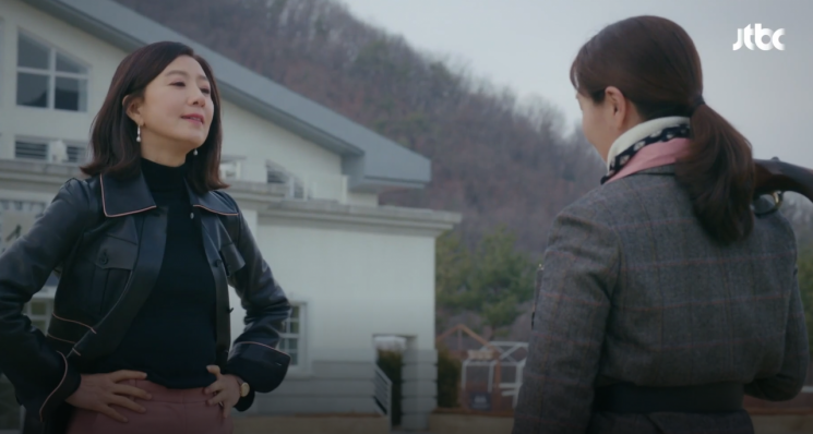 '레더+데님' 캐주얼 스타일도 가능한 김희애