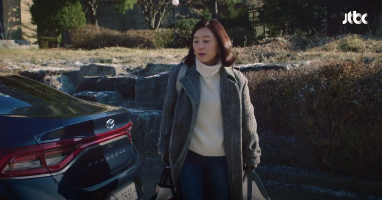 '레더+데님' 캐주얼 스타일도 가능한 김희애