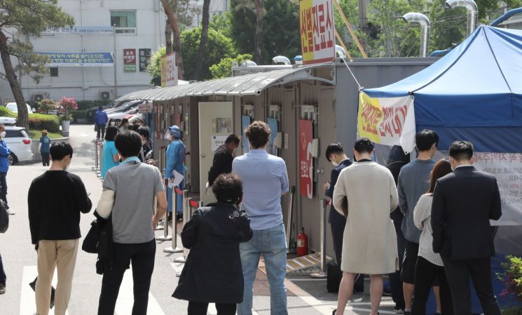 11일 오전 서울 용산구 순천향대병원 선별진료소가 검사를 기다리는 시민들로 붐비고 있다. 이태원 클럽에서 발생한 코로나19 집단감염으로 이날 국내 확진자는 35명 증가한 것으로 집계됐다. / 사진=연합뉴스