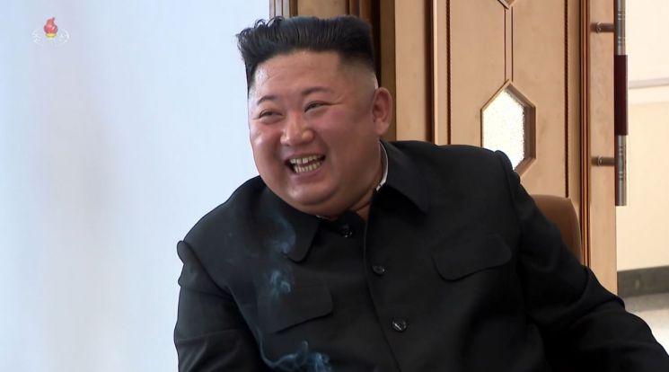 북한 김정은 국무위원장이 노동절(5·1절)이었던 지난 1일 순천인비료공장 준공식에 참석했다고 조선중앙TV가 2일 보도했다. 활짝 웃는 김 위원장의 손에서 담배 연기가 피어오르고 있다.