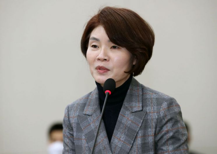 더불어민주당 한정애 간사가 11일 오후 국회에서 열린 환경노동위원회 전체회의에서 심사보고를 하고 있다. [이미지출처=연합뉴스]