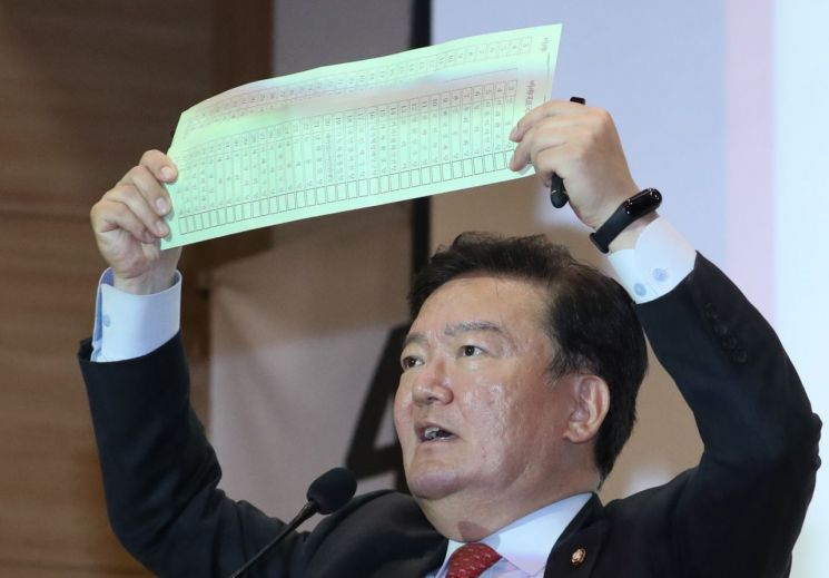 [종합]"기표 마친 투표용지, 파쇄된 채 발견" 민경욱, 검찰 출석 앞두고 기자회견