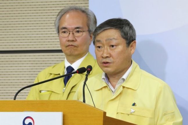 등교수업 일주일 연기, 질문에 답변하는 박백범 교육부 차관. [이미지출처=연합뉴스]