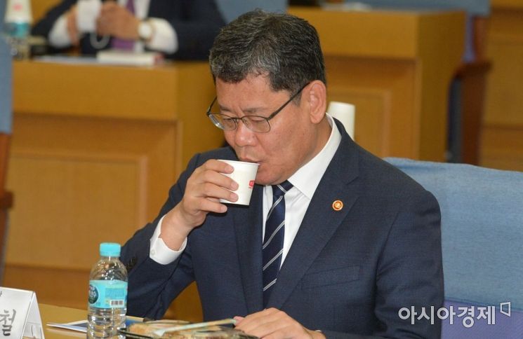 [속보] 김연철 통일장관 "대북전단 살포, 사전 차단에 총력"