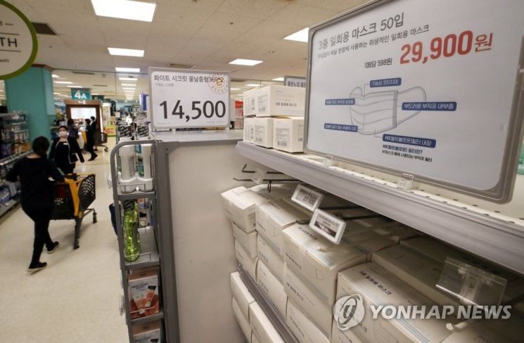지난 7일 서울의 한 대형마트에 일회용 덴탈 마스크가 판매되고 있다. / 사진=연합뉴스