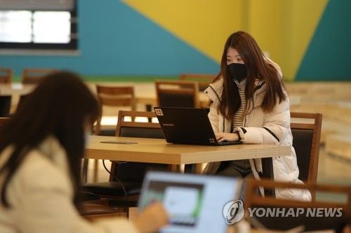 지난 3월16일 오전 광주 남구 광주대학교 도서관에서 재학생들이 온라인 강의 등 비대면 방식의 수업을 듣고 있다/사진=연합뉴스