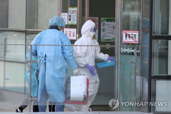 지난 3월 4일 감염병 전담병원인 광주 남구 빛고을전남대병원에서 흰색 방진복을 입은 의료진이 신종 코로나바이러스 감염증 대구지역 확진 환자를 맞이하고 있다./사진=연합뉴스