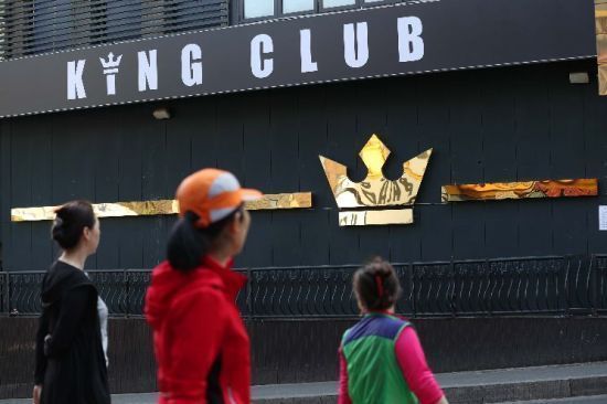 지난 8일 시민들이 신종 코로나바이러스 감염증(코로나19) 확진자가 다녀간 서울 이태원 '킹클럽' 앞을 지나고 있다. /문호남 기자 munonam@