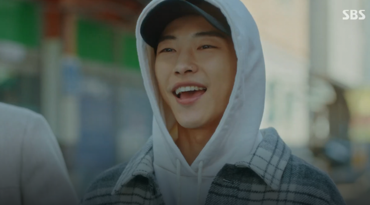 해맑게 웃고 있는 (조은섭을 연기하는) 조영