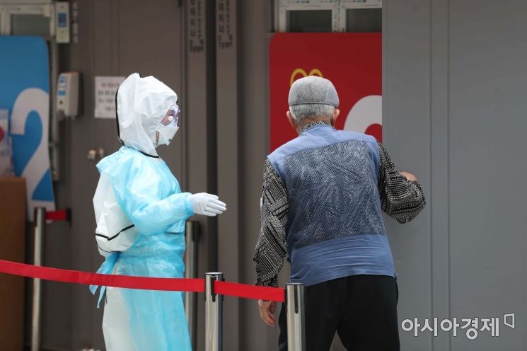 이태원 클럽 관련 신종 코로나바이러스 감염증(코로나19) 확진자가 늘고 있는 12일 서울 용산구 순천향대학교 부속 서울병원에 마련된 선별진료소에서 의료진이 한 어르신을 안내하고 있다. /문호남 기자 munonam@