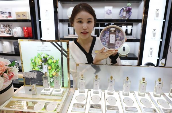 [포토] 롯데百광주 “성년의 날 향수 선물 어때요”
