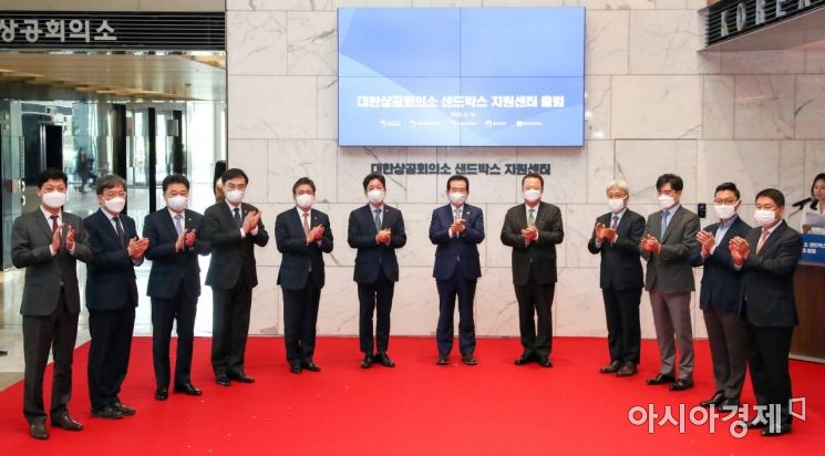 지난 5월12일 서울 중구 대한상공회의소에서 열린 규제샌드박스 민간접수기구 출범식에서 정세균 국무총리와 박용만 대한상의 회장 등 참석자들이 기념촬영을 하는 모습. 왼쪽부터 변창환 콰라 대표, 이련주 국무조정실 규제조정실장, 김성수 국무총리 비서실장, 손병두 금융위원회 부위원장, 정승일 산업통상자원부 차관, 장석영 과학기술정보통신부 2차관, 정 총리, 박 회장, 이인용 삼성전자 사장, 공영운 현대차 사장, 김기웅 위쿡 대표, 이석우 두나무 대표. /문호남 기자 munonam@