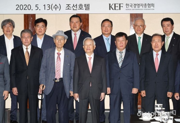 [포토]기념촬영하는 경총 회장단 회의 참석자들 