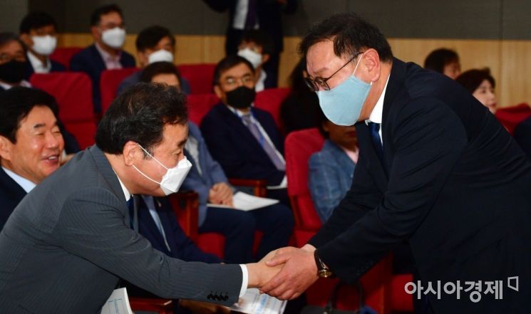 [포토] 인사 나누는 이낙연·김태년